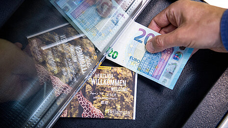 Ein Ticket wird im Tierpark Hallebrunn in München verkauft. Foto: Marc Conzelmann