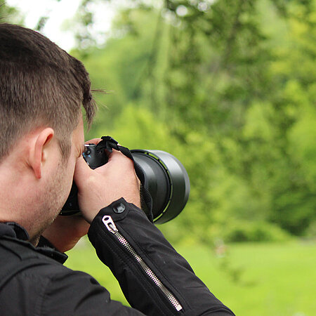 Fotograf Julien Huber beim Fotografieren