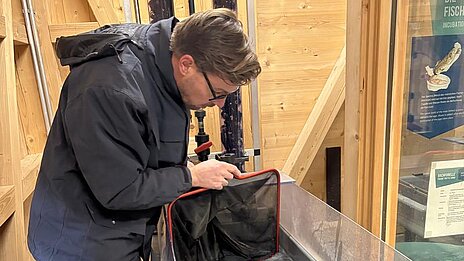 Keschern der Fische aus dem Fischbruthaus