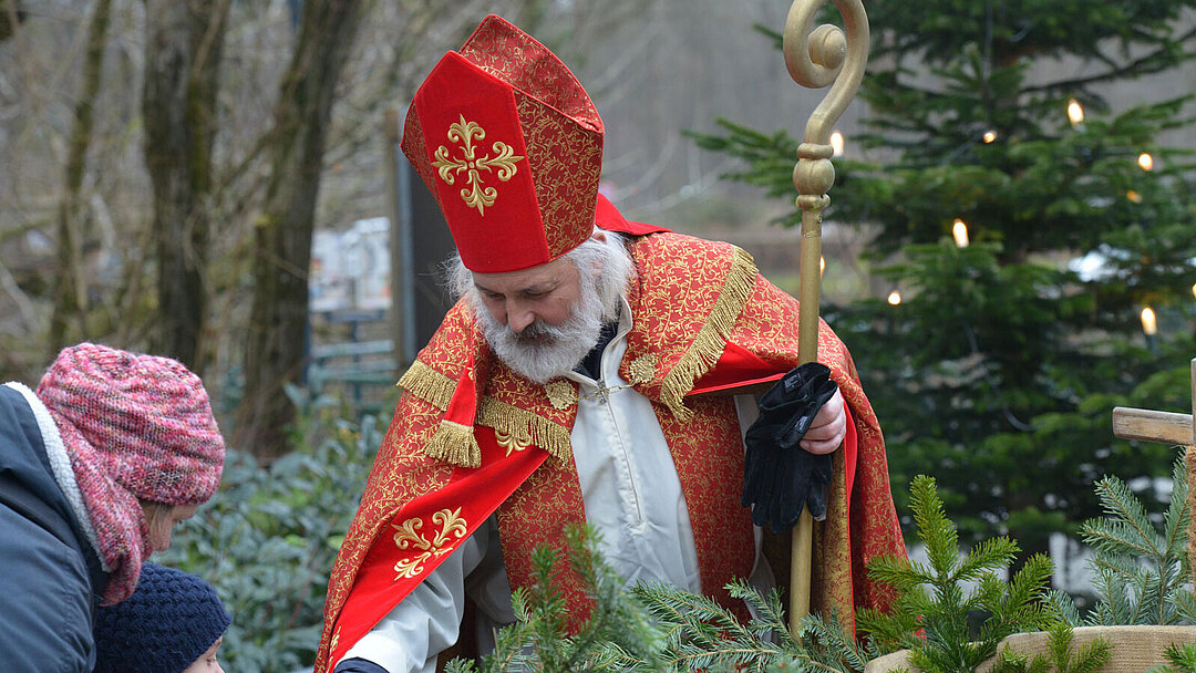 Der Nikolaus verteilt in Hellabrunn Süßigkeiten.