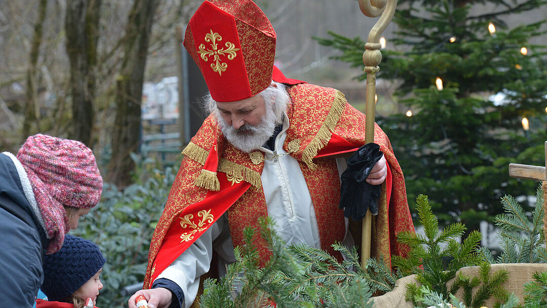 Der Nikolaus im Tierpark Hellabrunn verteilt Geschenke an die Kinder