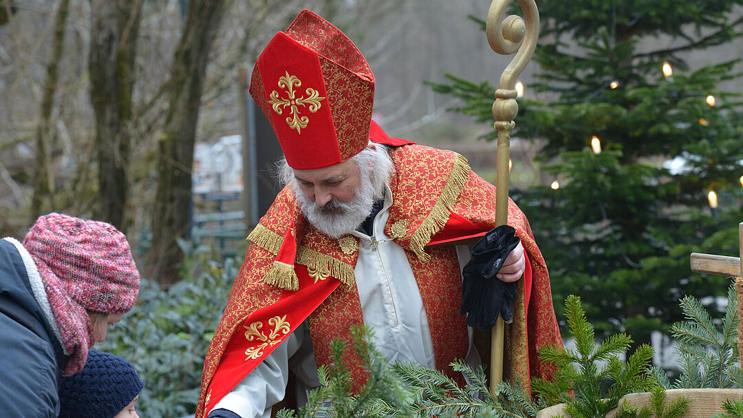 Der Nikolaus verteilt in Hellabrunn Süßigkeiten.