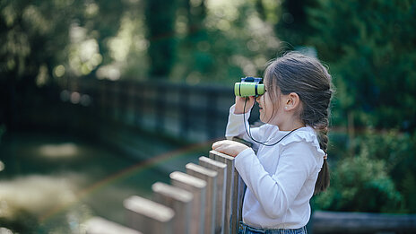 Mädchen mit Fernglas im Tierpark Mädchen mit Fernglas im Tierpark