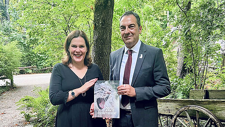Verena Dietl, Aufsichtsratsvorsitzende und Bürgermeisterin, und Rasem Baban, Tierarkdirektor halten den Geschäftsbericht