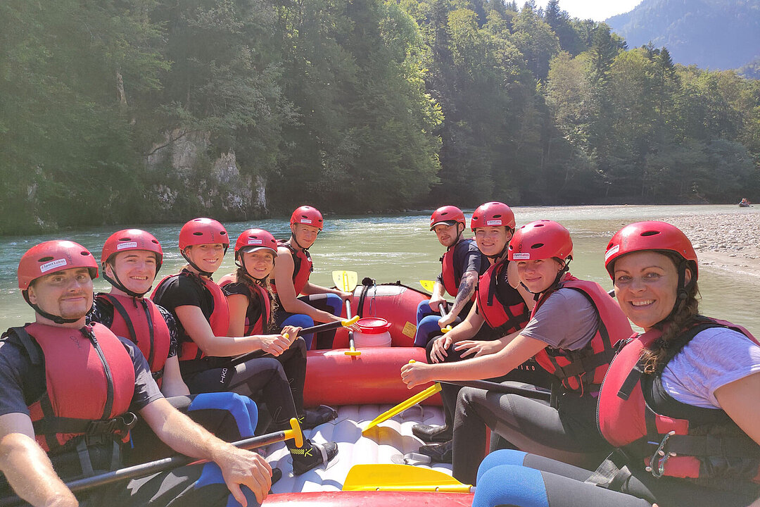 Die neuen Auszubildenden bei einer Rafting-Tour